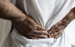 Đau lưng khi thở là dấu hiệu của bệnh gì? Có nguy hiểm không?