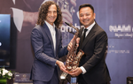 Kenny G tặng chiếc kèn đặc biệt để đấu giá gây quỹ thiện nguyện tại Việt Nam