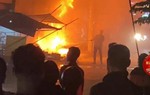 Hà Nội: Cháy tiệm giặt là trong đêm, nhiều quần áo, chăn màn bị thiêu rụi