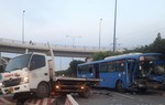TPHCM: Xe buýt bẹp đầu khi húc đuôi xe tải cứu hộ, nhiều sinh viên hoảng loạn 