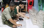 Vợ chồng loay hoay bám trụ lại TPHCM sau "cơn bão" cắt giảm lao động