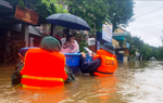Tỉnh lộ có nơi ngập sâu 1,5 mét: Thừa Thiên Huế mong được hỗ trợ thêm thiết bị để chống lụt bão