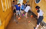 Hội LHPN TP Huế hỗ trợ người dân dọn vệ sinh sau lũ và tặng quà các gia đình bị ảnh hưởng bởi lũ lụt