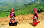 Không biết chữ nên không thể thi bằng lái xe máy, nhiều phụ nữ dân tộc thiểu số đành "cuốc bộ” 