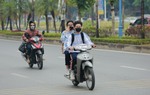 Hà Nội: Bất chấp nguy hiểm, nhiều học sinh vô tư “đầu trần” lao vun vút trên đường
