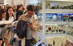 Toàn cảnh BLACK FRIDAY tại Hà Nội - Đà Nẵng - TPHCM: Nơi xếp hàng vài giờ chờ thanh toán, nơi ảm đạm vắng hoe