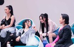 Diva Hồng Nhung lên tiếng khi bị chỉ trích gác chân lên bảng tên bài của Mỹ Tâm