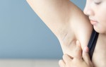 Nổi hạch ở nách có nguy hiểm không? Đây là dấu hiệu của bệnh lý gì?