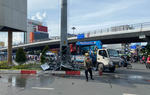 TPHCM: Rơi dàn đèn "khổng lồ" tại ngã tư Hàng Xanh, một người bị thương nặng 
