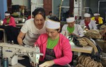Xưởng may gia công giúp phụ nữ dân tộc thiểu số không phải đi làm ăn xa 