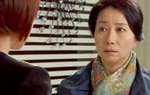 Mẹ tôi ngã ngửa khi biết thu nhập thật của vợ chồng con trai