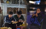 Người Hà Nội mặc áo rét, lấy khăn quàng, ăn ngô nướng trong gió lạnh đầu mùa