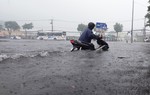 Đường phố thành sông, người Đà Nẵng bì bõm đẩy xe dưới mưa lớn
