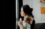 Tôi gọi điện cho chồng về đưa con đi viện, anh nói một câu phũ phàng
