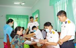 Khám bệnh, cấp thuốc miễn phí cho 300 người dân gia đình chính sách và ngư dân nghèo 
