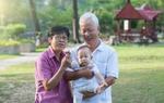 Sự khác biệt rõ rệt sau một thời gian giao con cho bà ngoại trông