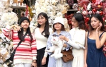 Không khí Noel rộn ràng đến sớm ở phố Hàng Mã 