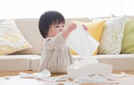 Mục đích đằng sau trò vẽ tranh trên sàn, rút khăn giấy của trẻ là gì?