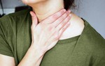 Ngứa họng do dị ứng không khí lạnh, viêm mũi: Làm cách nào để giảm nhẹ?
