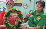 Kết nối phụ nữ theo đạo Thiên Chúa qua chiếc vòng nguyệt quế dịp Noel