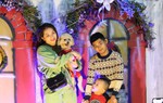 Đà Nẵng lạnh 19 độ đêm Noel, giới trẻ và du khách mặc áo ấm ra đường chụp ảnh