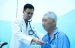 Cụ ông phải ngồi để ngủ trong suốt 7 tháng