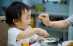 Có nên cho trẻ ăn muối sớm, ăn bao nhiêu mới là phù hợp?