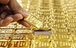 Vàng bất ngờ rớt giá mạnh, người mua có nguy cơ lỗ tới 6 triệu đồng/lượng