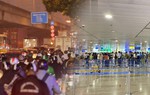 Kết thúc ngày làm việc cuối cùng: Hà Nội tắc mọi nẻo đường, sân bay TPHCM thông thoáng bất ngờ