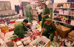Hàng hiệu fake lên ngôi khi người tiêu dùng cũng... tiếp tay 