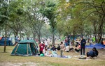 Người dân Hà Nội "đổ xô" đến công viên trong tiết trời dịu mát