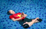 Cụ bà U80 lập kỷ lục 8 tư thế yoga nổi trên mặt nước, xoay 80 vòng dưới nước