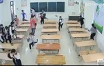 Vụ cô giáo bị nhiều học sinh nhốt, ném dép: Xuất hiện thêm clip cô giáo cầm giày đuổi cả lớp chạy tán loạn