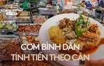 Hàng cơm trưa cân thức ăn để tính tiền ở khu văn phòng Hà Nội