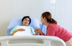 Quặn đau khi mẹ thích nằm viện hơn ở nhà