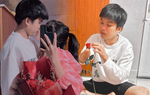 Câu chuyện đặc biệt đằng sau hình ảnh chồng tỉ mẩn gói hoa tặng vợ ngày Valentine