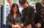 Các chàng trai ở Hà Nội xếp hàng mua socola trong ngày lễ Valentine