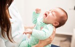 Thói quen tưởng vô hại của người lớn có thể khiến trẻ sơ sinh gặp nguy hiểm