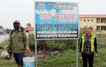 Người nông dân hạnh phúc trên cánh đồng không rác thải
