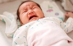 Vì sao trẻ sơ sinh gồng cứng người, đỏ cả mặt?