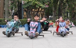 Hà Nội: Nguy cơ mất an toàn từ màn phóng xe điện của những "tay đua nhí"