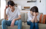 Trong tiệc thôi nôi của con, chồng nói đùa một câu mà tôi tái mặt