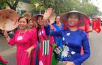 Hơn 100 phụ nữ Tây Thạnh đồng diễn và diễu hành áo dài