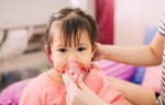 Chăm sóc trẻ bị viêm phổi tại nhà cần lưu ý gì?