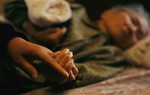 Con gái biếu mẹ 8 cây vàng dưỡng già, con trai bắt "đóng góp" xây nhà mới