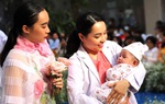 100 y, bác sĩ phụ sản sắm vai ca sĩ, người mẫu trong chương trình "Mầm sống"