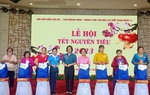 Tặng quà hội viên, phụ nữ dân tộc Hoa nhân dịp Tết Nguyên tiêu