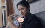 Phan Mạnh Quỳnh giản dị chăm con, nhan sắc bà xã hậu sinh nở gây chú ý
