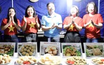 Nữ quân nhân công binh mang văn hóa ẩm thực Việt giới thiệu với bạn bè quốc tế ở Abyei