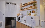 Căn bếp màu trắng rộng 7m2 theo phong cách tối giản nhưng không tẻ nhạt